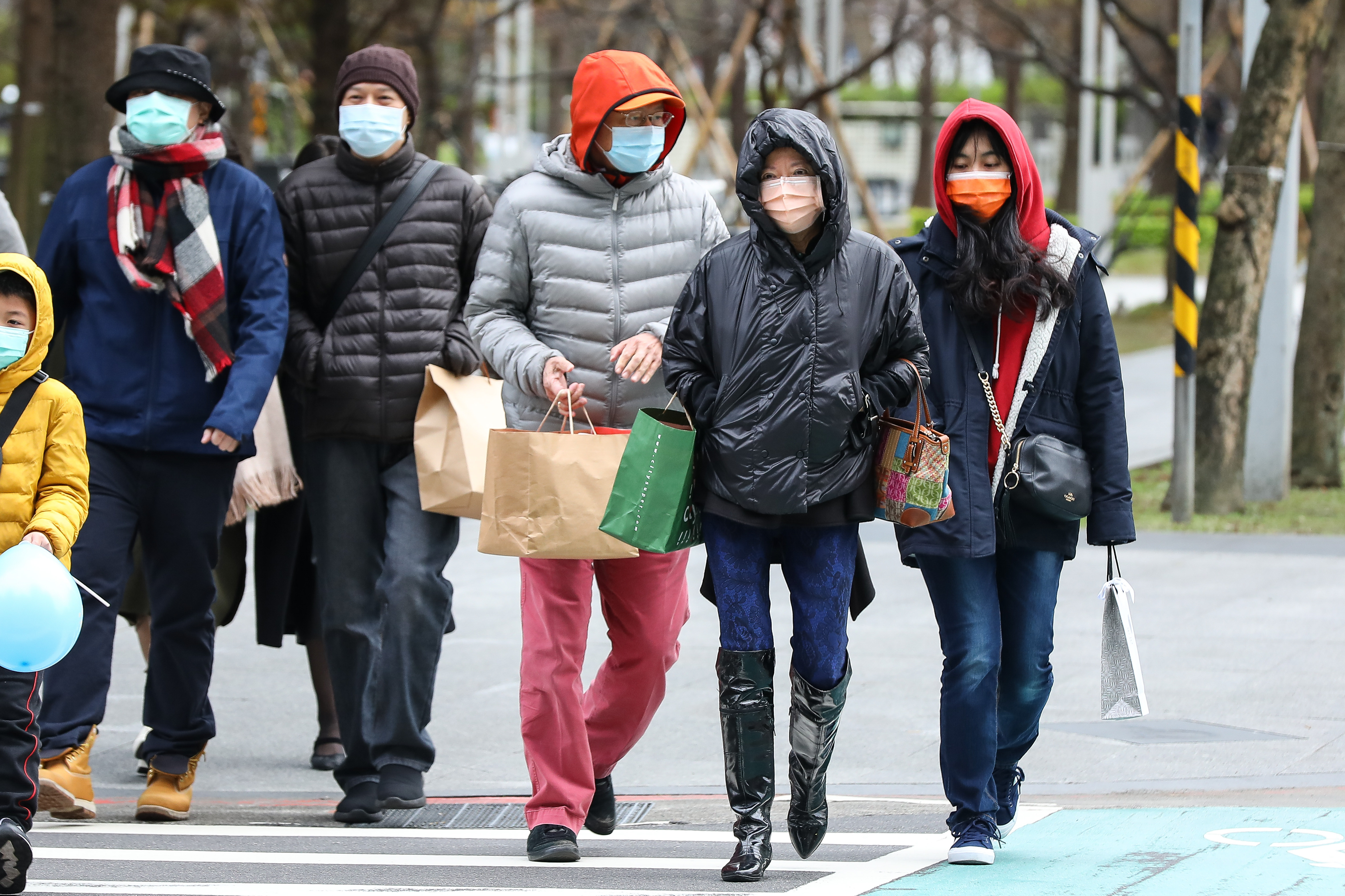 ▲▼冬季,冬天,天氣,低溫,寒流,行人,路人,大陸冷氣團,保暖,禦寒,冬衣,口罩,流感,防疫,過馬路,天氣配圖,羽絨衣。（圖／記者李毓康攝）