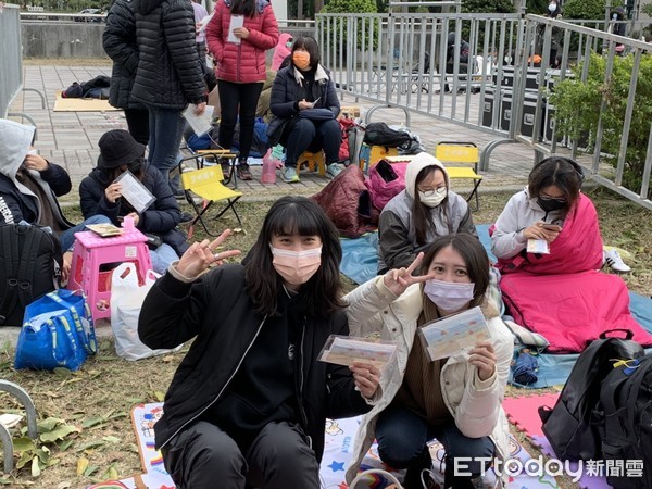 ▲「台南好YOUNG -搖滾嘻哈夜」活動，將於永華市政中心西側廣場舉辦，市長黃偉哲得知活動現場粉絲已在寒風中排隊，立即指示工作人員前往發放口罩及暖暖包。（圖／記者林悅翻攝）