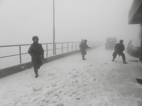 ▲▼寒流來襲高山雷達站降雪，海軍官兵無懼寒冷實施操演。（圖／取自中華民國海軍臉書）