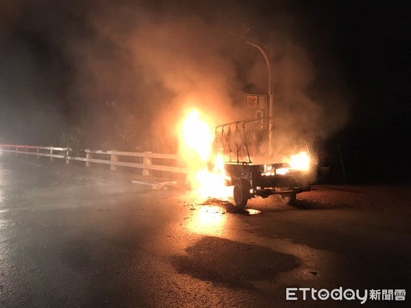 ▲▼快訊／台南小貨車自撞起火1死　車架燒爛剩一具焦屍（圖／記者林悅翻攝）