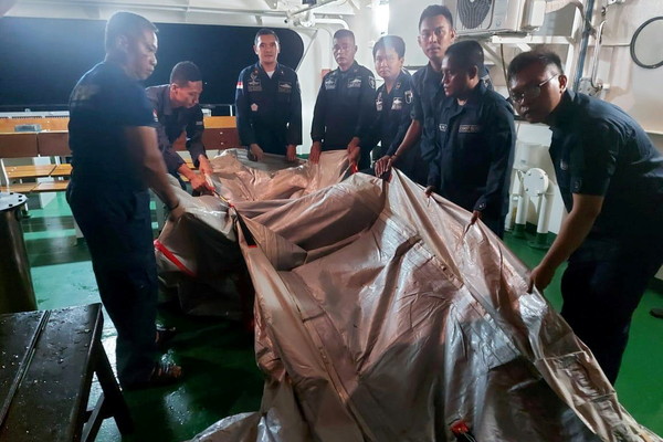 ▲▼印尼波音737墜毀，救援隊伍發現疑似機上緊急逃生梯的殘骸。（圖／路透）