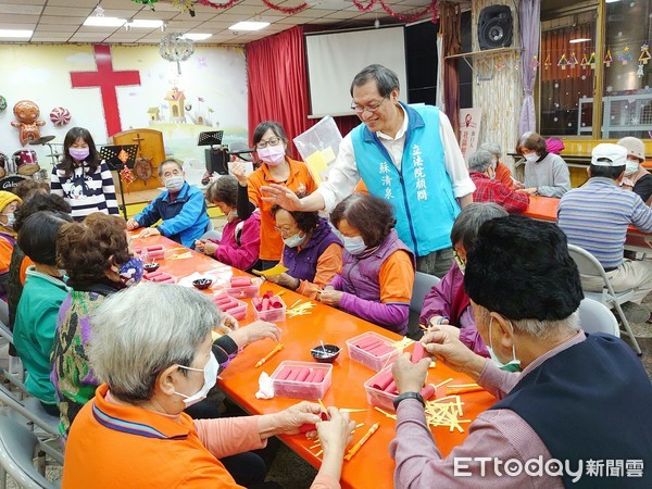 ▲東港安泰醫院榮譽院長蘇清泉率服務團隊到海口人社區經營協會關心老人健康             。（圖／記者陳崑福翻攝，以下同）