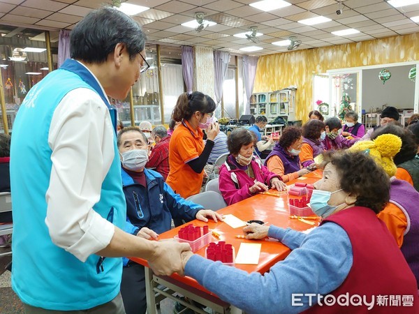 ▲東港安泰醫院榮譽院長蘇清泉率服務團隊到海口人社區經營協會關心老人健康             。（圖／記者陳崑福翻攝，以下同）