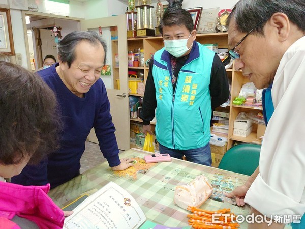 ▲東港安泰醫院榮譽院長蘇清泉率服務團隊到海口人社區經營協會關心老人健康             。（圖／記者陳崑福翻攝，以下同）