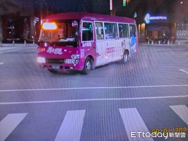 ▲▼高雄公車左轉撞上直行黃牌重型機車。（圖／記者吳奕靖翻攝）