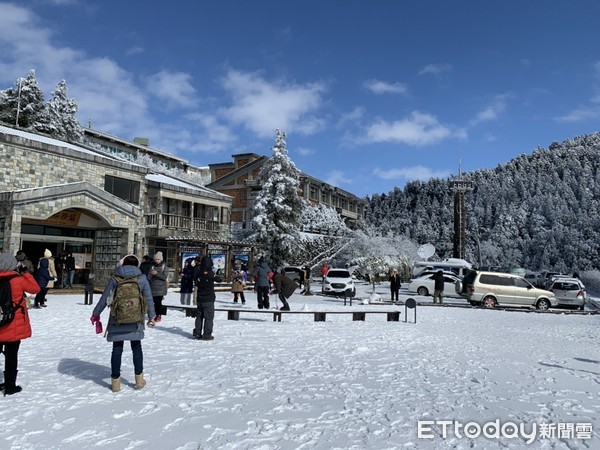 ▲▼賞太平山銀白仙境雪景，10日「追雪部隊」車潮回堵4公里。（圖／記者游芳男翻攝，下同）