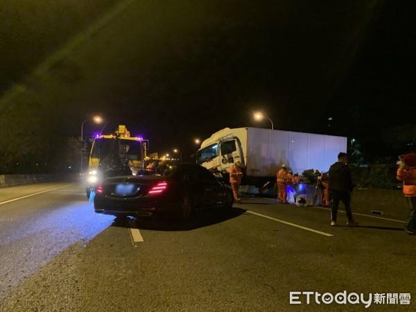 ▲▼(糊)苗栗國道大貨車自撞「騎上分隔島」！　對向賓士撞上駕駛慘死。（圖／記者陳凱力翻攝）