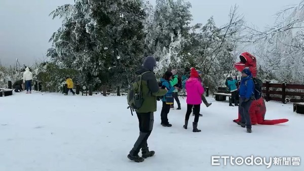 ▲▼賞太平山銀白仙境雪景，10日「追雪部隊」車潮回堵4公里。（圖／記者游芳男翻攝，下同）