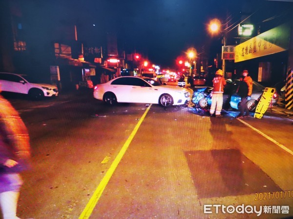 ▲台南市安南區安和路1段凌晨發生一起2部小客車對撞交通事故，造成2車3人受傷送醫。（圖／記者林悅翻攝，下同）