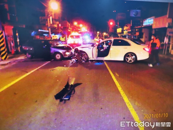 ▲台南市安南區安和路1段凌晨發生一起2部小客車對撞交通事故，造成2車3人受傷送醫。（圖／記者林悅翻攝，下同）