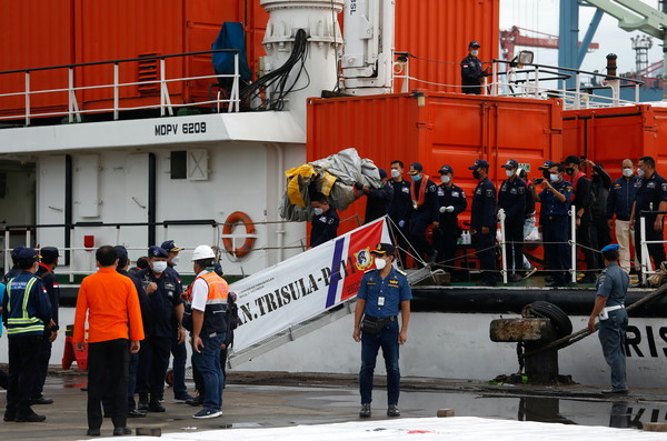 ▲▼  印尼三佛齊航空編號SJ182客機9日墜毀雅加達北部海域，當局打撈飛機殘骸。（圖／路透）