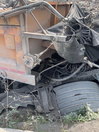 ▲屏東縣高樹鄉東振新堤防道路發生砂石車撞及路旁養鴨人家大門再衝入大排水溝事故             。（圖／取自台灣車友爆料中心，以下同）