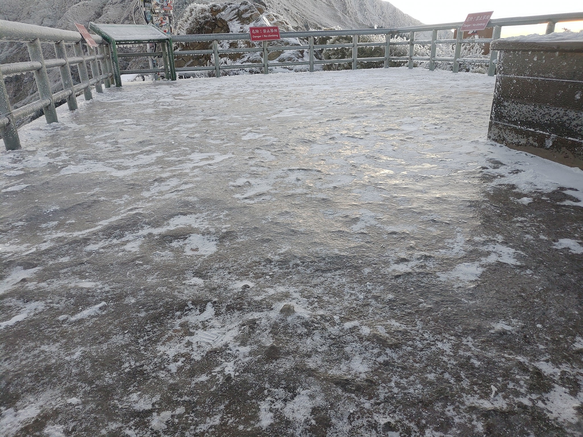 ▲▼合歡山地面結冰。（圖／翻攝自合歡山賞雪機動社團）