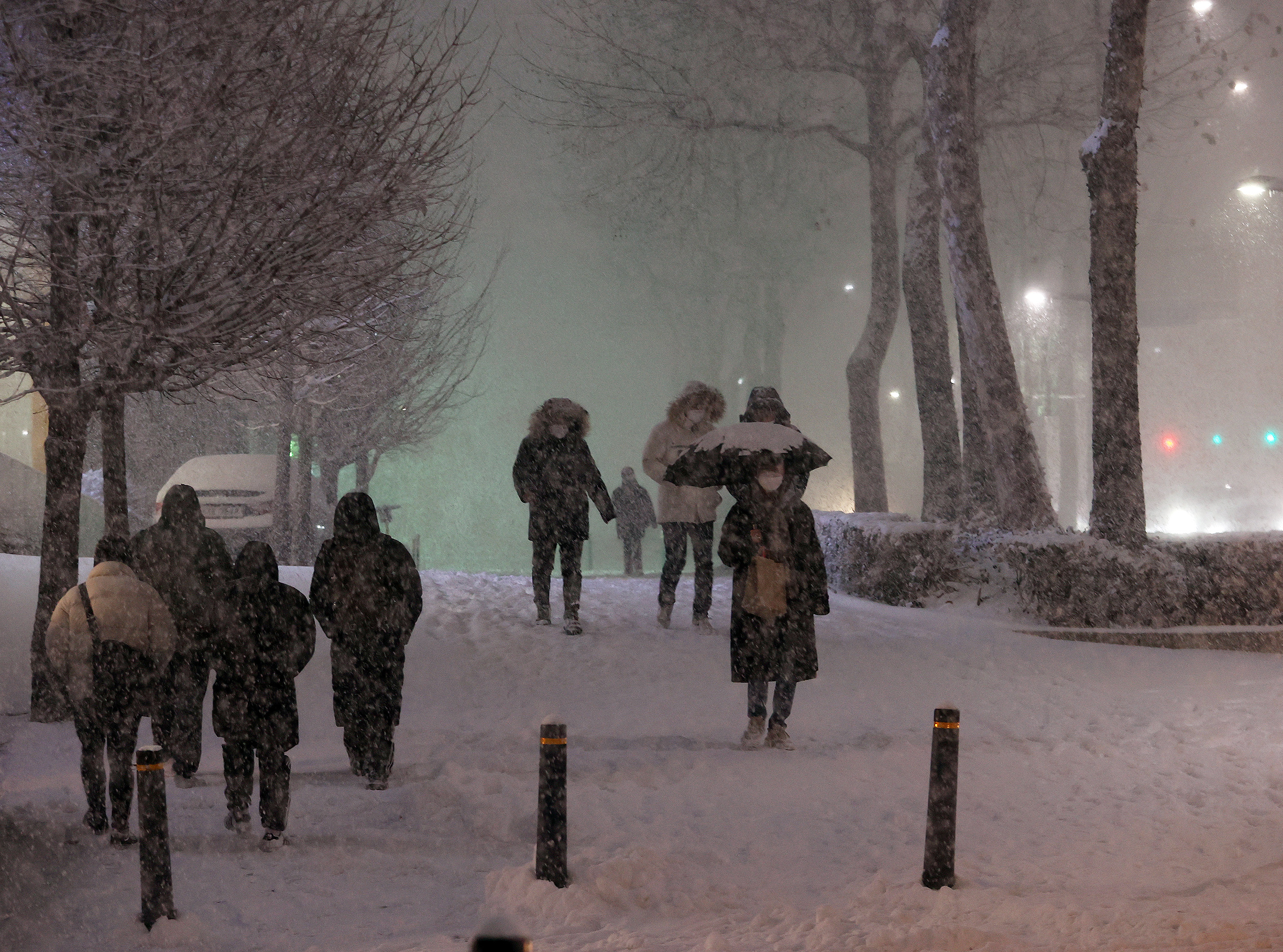 ▲▼首爾連日來出現零下10幾度低溫，然而僅穿內衣的女童卻有家歸不得。（圖／達志影像）
