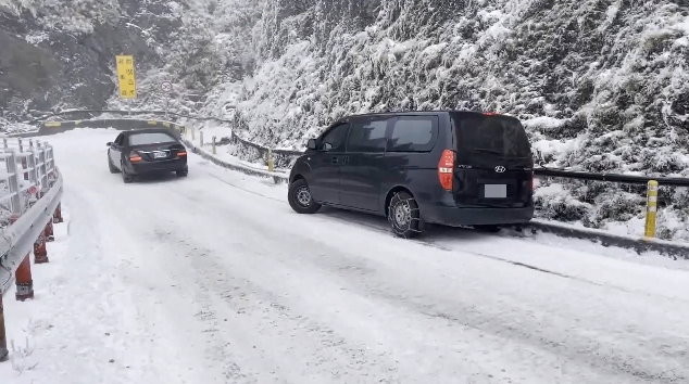 「前面賓士快開啊」合歡山驚險片曝　業者：非四驅車裝雪鏈會打滑。（圖／東森新聞）