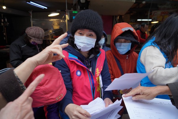 ▲▼李貴敏9日在內湖湖光市場連署反萊豬。（圖／翻攝自Facebook／李貴敏）