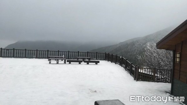 ▲▼太平山森林遊樂區11日清晨細雨中夾雜冰霰，「追雪部隊」回堵約1公里。（圖／記者游芳男翻攝，下同）