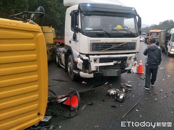 ▲▼新竹國道3號發生翻覆車禍。（圖／記者陳凱力翻攝）