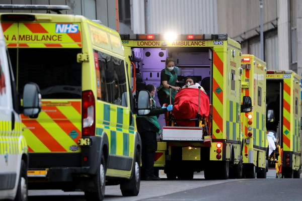 ▲▼英國倫敦救護車在醫院外排隊。（圖／路透）