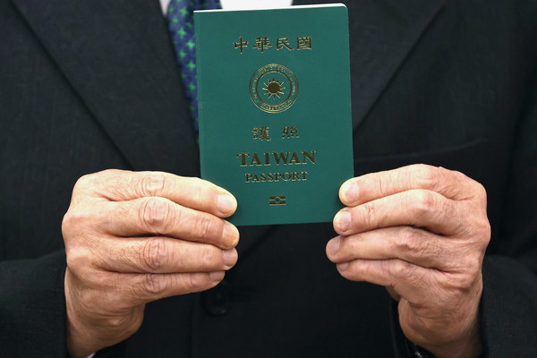 ▲▼台灣新版護照11日正式發行，登上外媒版面，台灣護照。（圖／路透）