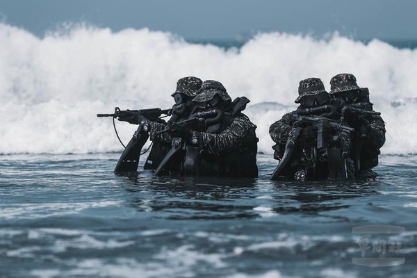 水中爆破中隊扎實訓練　強化兩棲登陸作戰效能。（圖／軍聞社）