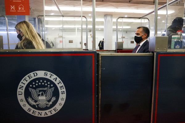 ▲▼美國聯邦參議員羅姆尼（Mitt Romney）搭乘國會地鐵系統前往參議院議事大廳。（圖／路透）