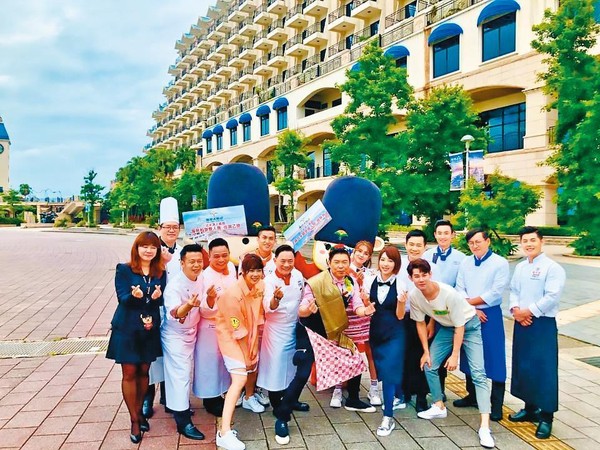 2020年5月，《型男大主廚》班底曾全員出動到淡水福容大飯店出外景。（翻攝自鄭衍基好料理臉書）