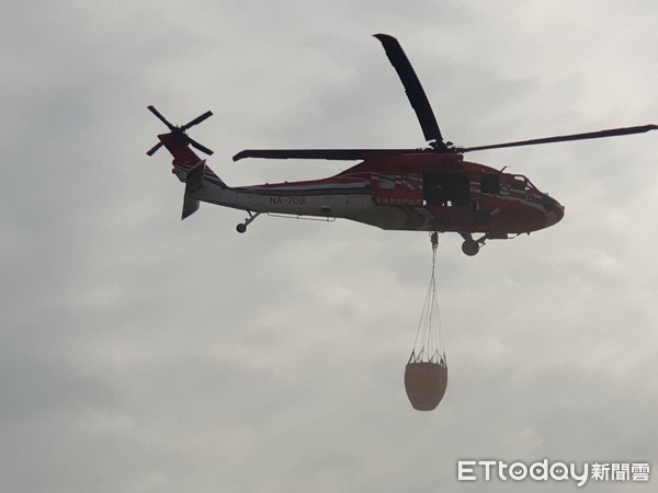 ▲台南市城西掩埋場發生廢棄物火警，空勤隊直升機協助火場防風林灑水滅火勤務。（圖／記者林悅翻攝，下同）