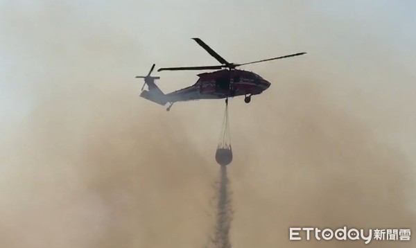 ▲台南市城西掩埋場發生廢棄物火警，空勤隊直升機協助火場防風林灑水滅火勤務。（圖／記者林悅翻攝，下同）