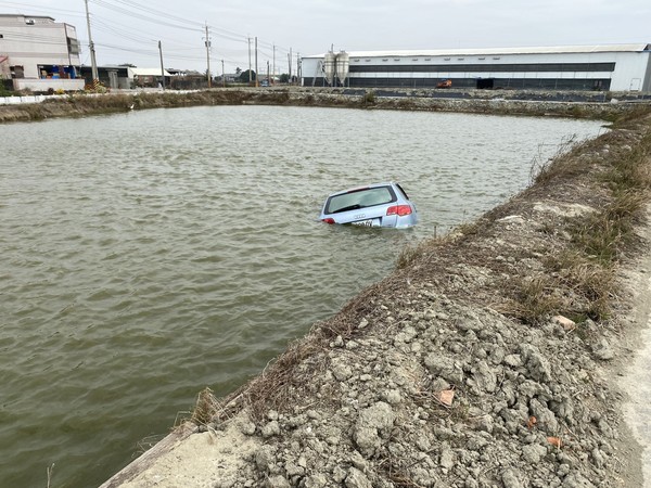 ▲民眾將車開入魚池。（圖／記者翁伊森翻攝）