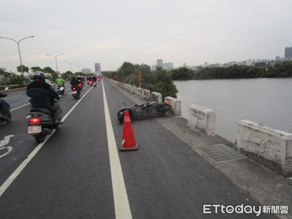 ▲台南市安南區安明路與九份子路口，1月11日下午發生自小客車闖紅燈撞飛機車女騎士，造成48歲仇姓女子重傷送醫，王姓駕駛人涉嫌肇逃。（圖／記者林悅翻攝，下同）