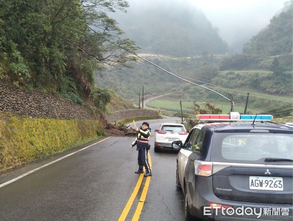 ▲▼台7甲線南山段道路12日近中午突坍方，三星警緊急交管預計傍晚雙線通行。（圖／記者游芳男翻攝，下同）