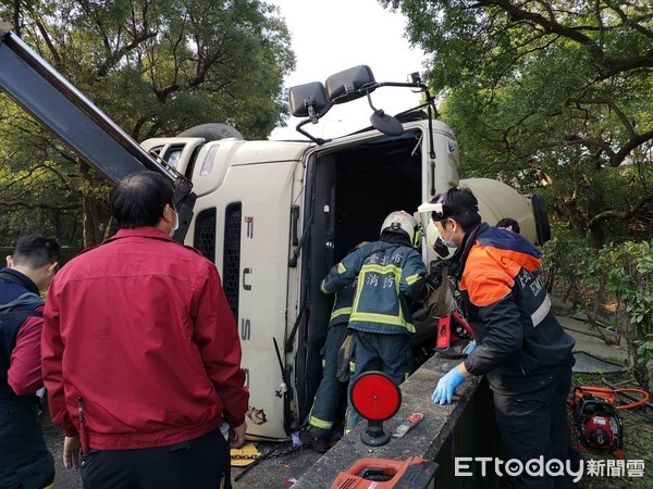 ▲▼ 中山高重慶北路匝道「水泥車90度翻覆」　駕駛卡車內搶救中。（圖／記者黃彥傑攝）