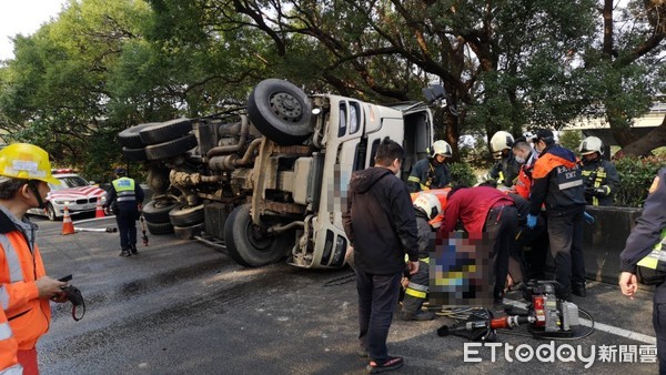 ▲▼ 中山高重慶北路匝道「水泥車90度翻覆」　駕駛卡車內搶救中。（圖／記者黃彥傑攝）