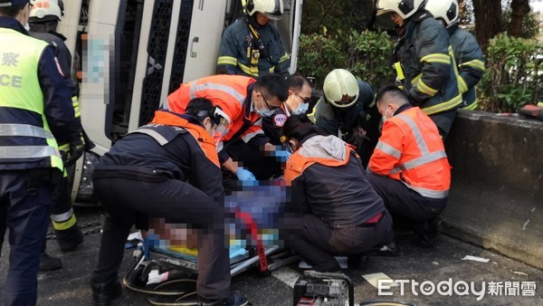 ▲▼ 中山高重慶北路匝道「水泥車90度翻覆」　駕駛卡車內搶救中。（圖／記者黃彥傑攝）