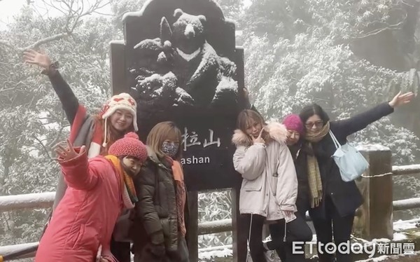 ▲桃園市復興區拉拉山巨木區、上巴陵等地區8日凌晨開始飄下瑞雪，追雪族開心留影。（圖／記者沈繼昌翻攝）