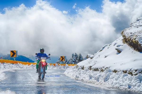 ▲▼台灣最強郵差！越野車衝「合歡山」送信。（圖／翻攝合歡山賞雪機動社團）