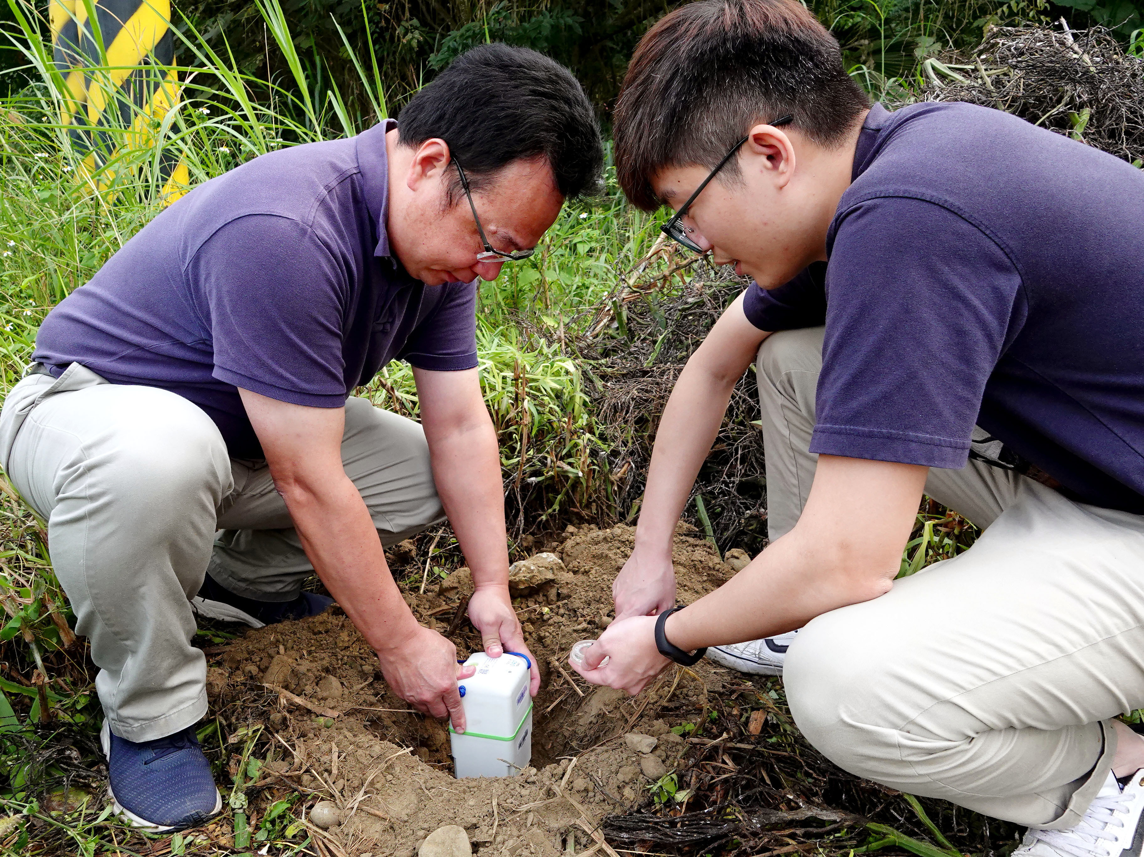 ▲▼    中正大學地球與環境科學系動員全系師生，一一拜訪與徵求60多位地主的同意，沿古坑、梅山一帶，拿起鋤頭、圓鍬小心翼翼剷開泥土，密集擺設了百顆地震感測器。   。（圖／中正大學提供）