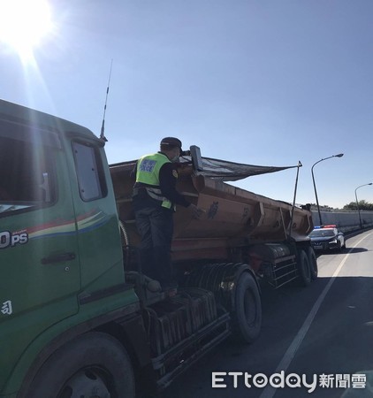 ▲屏東縣警方針對屏東市大型車展開積極防制交通事故作為             。（圖／記者陳崑福翻攝）