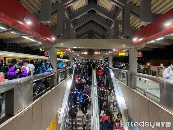 ▲▼捷運淡水信義線列車故障，人群塞爆圓山站。（圖／民眾提供）