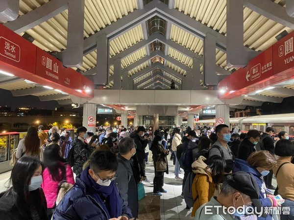 ▲▼捷運淡水信義線列車故障，人群塞爆圓山站。（圖／民眾提供）