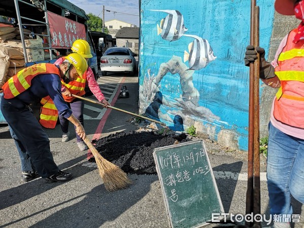 ▲彰化妙惠慈善會補路20年。（圖／記者唐詠絮攝）