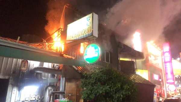 ▲彰化市三民路1間咖啡廳晚間發生火警。（圖／記者唐詠絮翻攝）