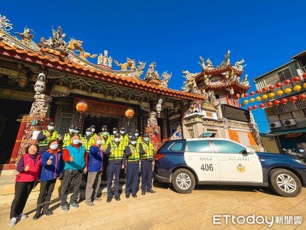 ▲台南市善化慶安宮，主動購置「反光背心」70件，並經媽祖加持過，捐贈善化警分局員警執勤使用。（圖／記者林悅翻攝，下同）