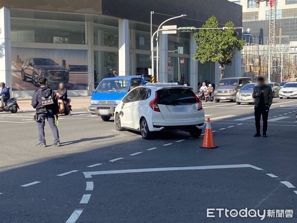 ▲▼交通崗員警遭違規車輛擦撞 幸無大礙。（圖／記者吳世龍翻攝）