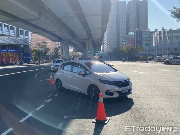 ▲▼交通崗員警遭違規車輛擦撞 幸無大礙。（圖／記者吳世龍翻攝）