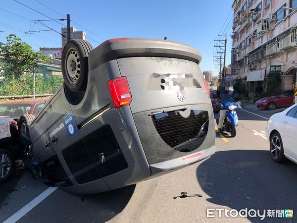 ▲23歲男開車突右偏...下秒接連猛撞3車！「倒頭栽」立在路邊。（圖／記者陳雕文翻攝）