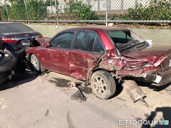 ▲23歲男開車突右偏...下秒接連猛撞3車！「倒頭栽」立在路邊。（圖／記者陳雕文翻攝）