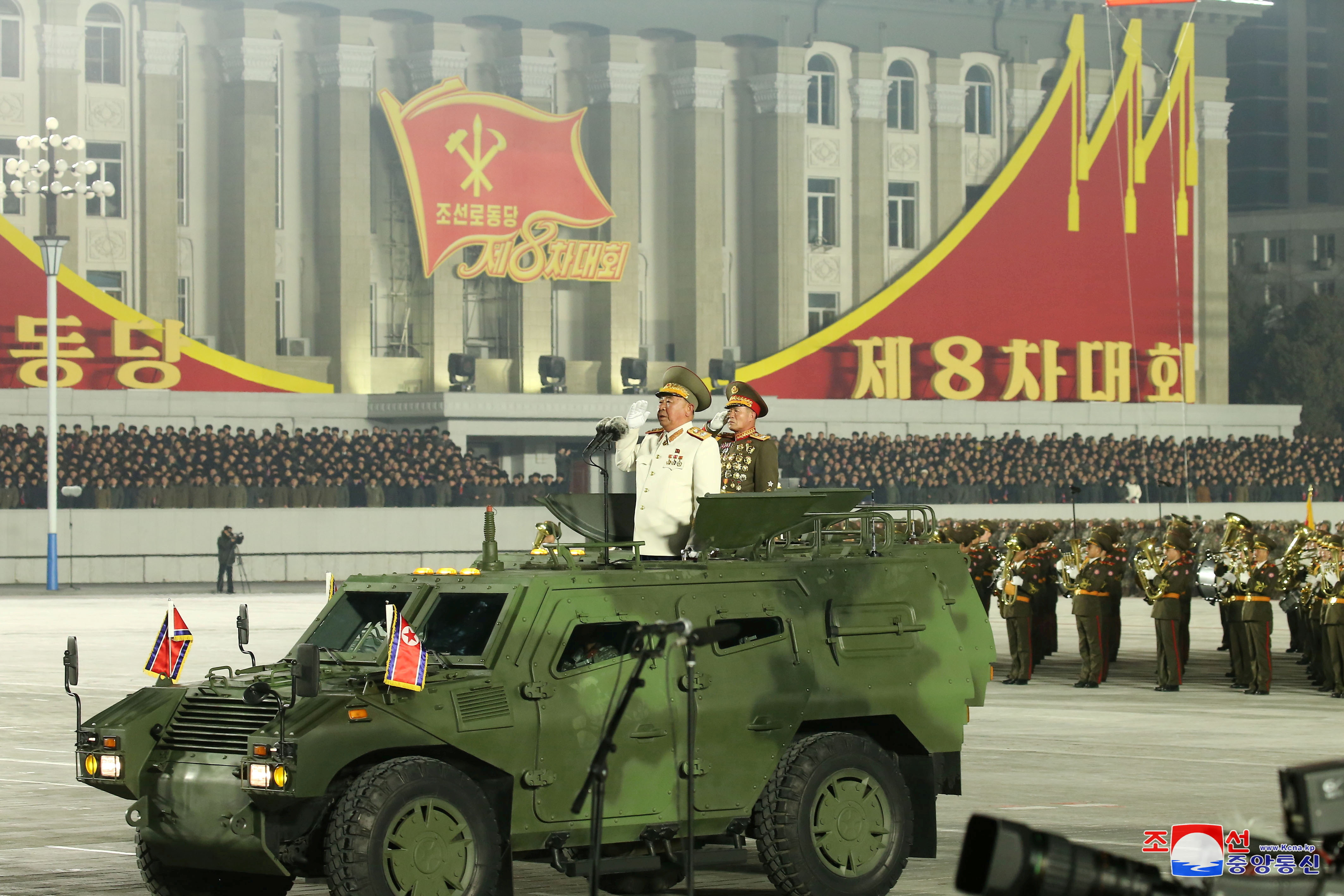 ▲▼北韓於14日晚間在金日成廣場舉行閱兵儀式。（圖／路透社）