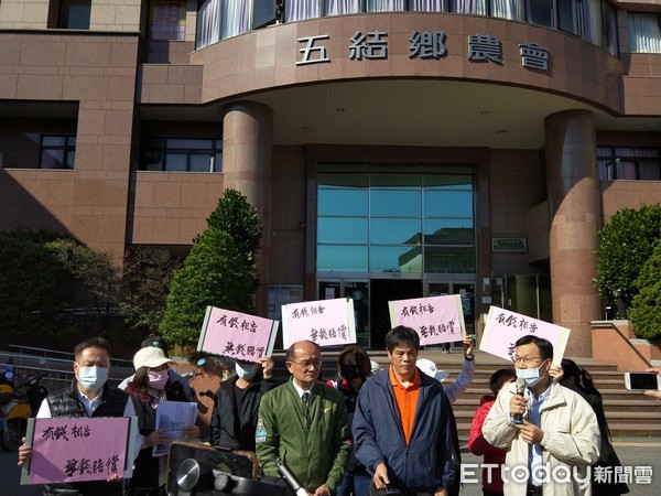 ▲▼五結農會編百萬訴訟費，遭損失共3千多萬元的保管箱受害戶抗議：有錢相告無錢賠償。（圖／記者游芳男攝，下同）